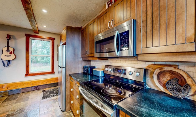 The Blue Mountains Apartamento | Pura Via: Zen Veranda- Bed and Breakfast - near ski lifts with hot tub & firepit