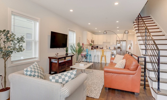 Near Northeast Condominio | "Pura Vida" Fabulous 4 Bed Home near H St & Union Market