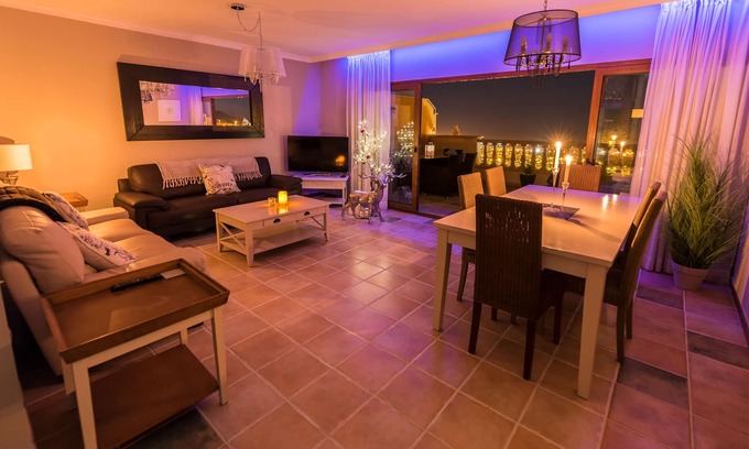 Caleta de Fuste Villa | Indulgencia pura, mesa de billar, bañera de hidromasaje, piscina climatizada, wifi gratis, TV de cielo completo.