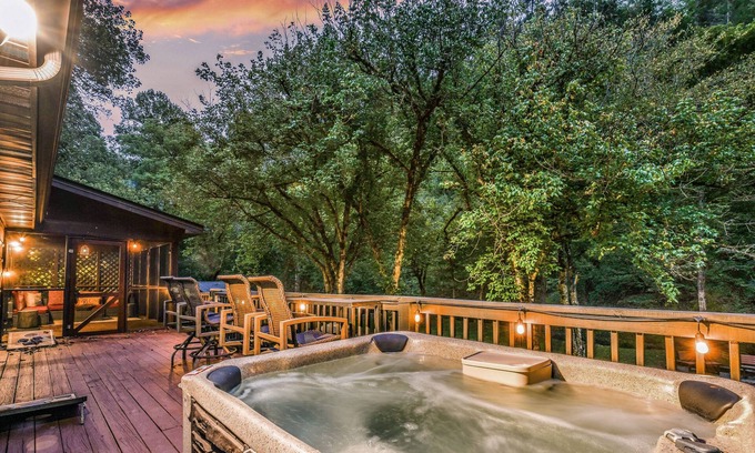 Sevierville Cabina | Pure & Simple 3 Bedroom Cabin by RedAwning