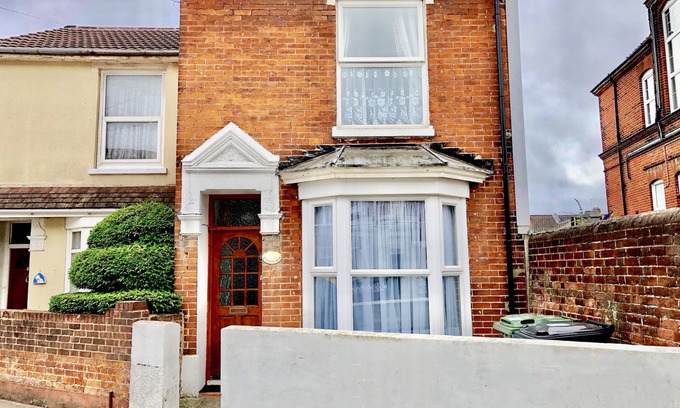 Portsmouth Cabaña | Purple Cloud - pet friendly 4 bedroom garden Cottage
