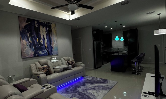 McAllen Apartamento | Purple King Size 3-bedroom apartment in wonderful McAllen with WiFi, AC