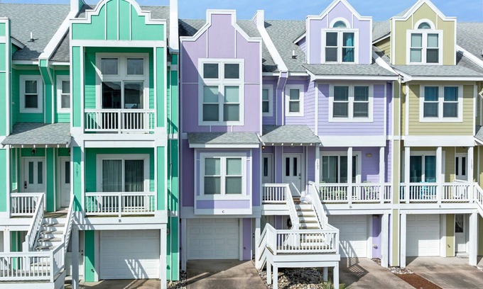 Bermuda Bay Casa | Purple Pearl: Shared Pool with Lazy River