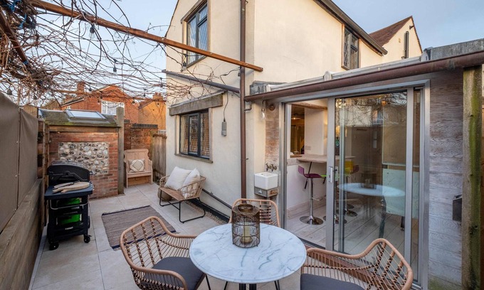 Burton Joyce Casa | Purple Poppy Cottage