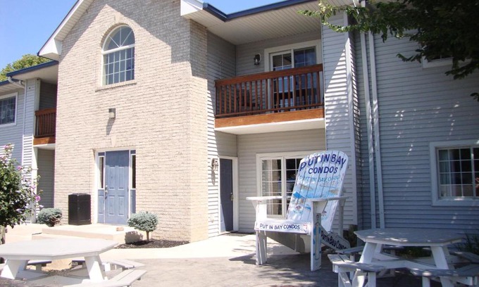 Put-in-Bay Casa | Put-in-Bay Poolview Condo #4
