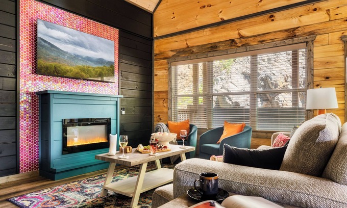 Sevierville Cabina | Putt-Putt, Hot Tub, Laser Tag, Arcade, Deck, Air Hockey, Resort Pool, Grill
