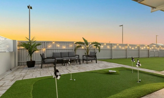 Kingscliff Casa | Putt Putt - Pool Slide - 100m to Beach - Ultimate Family Entertainer