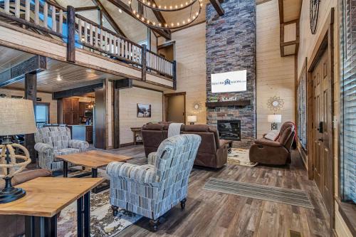 Table Rock Casa | Pvt Indoor Pool-Basketball Court-Theatre Room & Hot Tub-Games-Sleeps 46-Table Rock View-Free Tickets