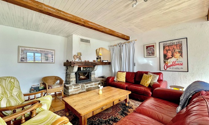 Escala Casa | Pyrenees Gite for Groups of 12, 16, 20 or 28, Jacuzzi, Heated Pool, Games Room.
