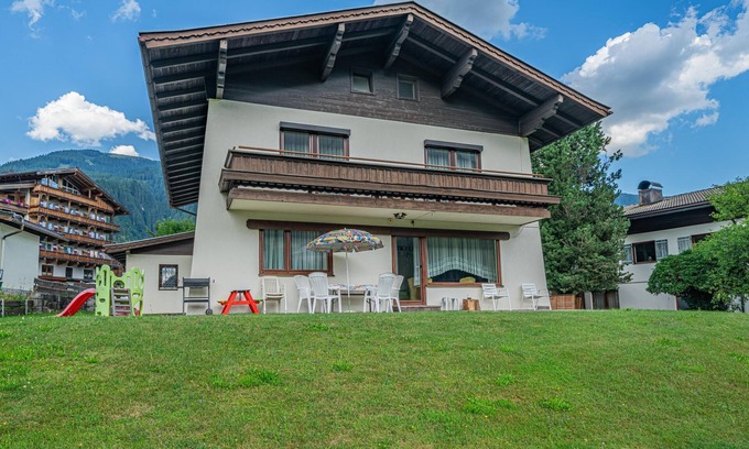 Schonbach Casa | Quaint house with huge garden in Neukirchen