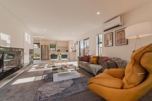 Upper Riccarton Casa | Quadrilogy Retreat - Modern Elegance in Mohua