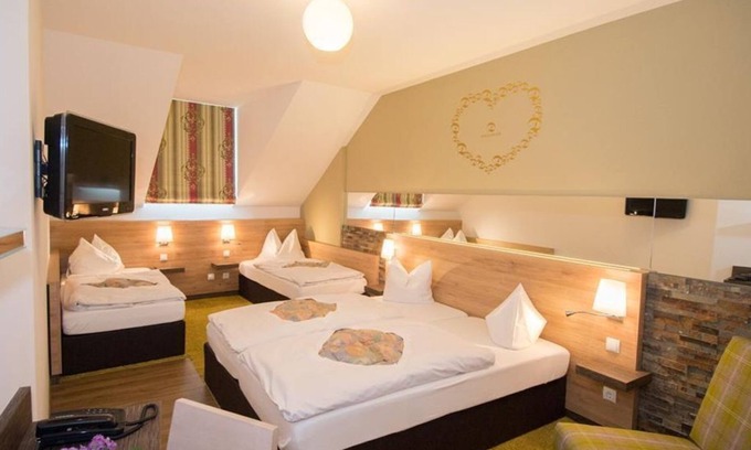 Muehlau Hotel | Habitación Cuádruple con ducha, aseo - Hotel Dollinger
