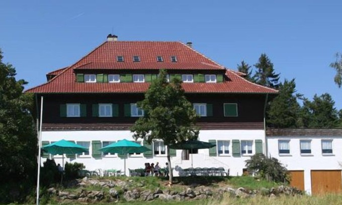 Albstadt Apartamento | Four-bed room with shower and toilet