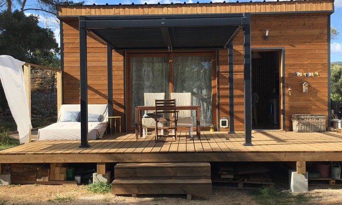 La Ciotat Chalet De Esquí | Quaint 1-bedroom chalet in La Ciotat with 2 friendly cats .Chalet Gay friendly