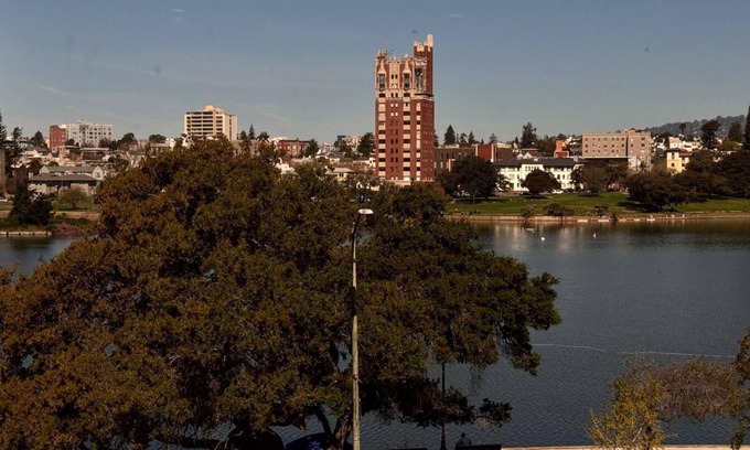 Cleveland Heights Condominio | Quaint 1-bedroom condo on the lake in Oakland Lake Merritt area