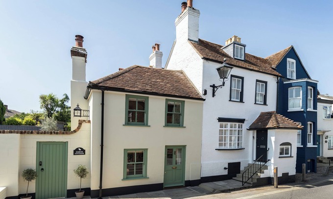 New Forest District Cabaña | Quaint 18th Century Fishermans Cottage in Lymington