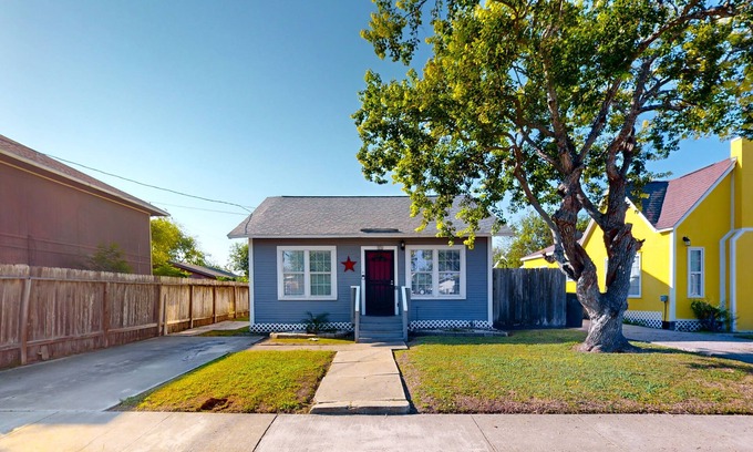 Del Mar Casa | Quaint 2-bedroom beach home with enclosed backyard private W/D