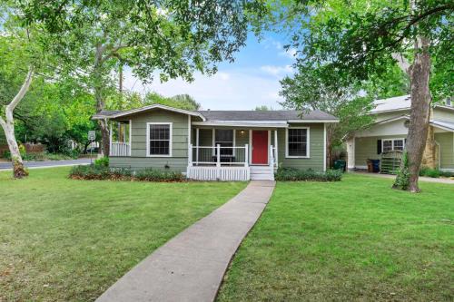 South Manchaca Casa | Quaint 3 Bedroom House with Huge Yard