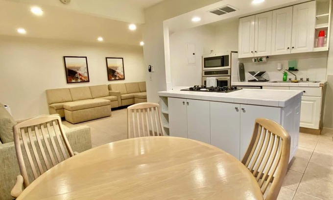 Westside Costa Mesa Apartamento | Quaint American Abode