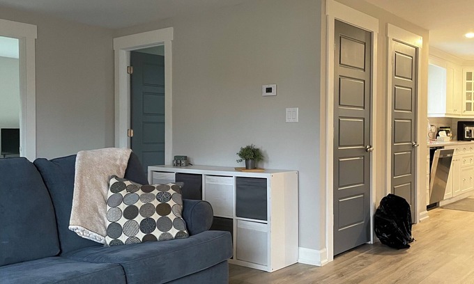 Athens Casa | Quaint and cozy cottage like atmosphere. Three minute walk to Charleston Lake,