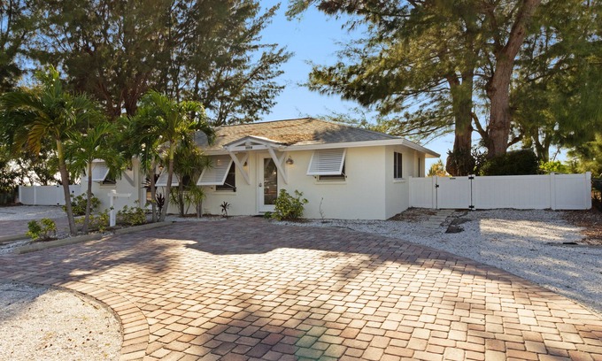 Holmes Beach Villa | Pintoresco dúplex frente a la playa en una ubicación ideal - lanai filtrada y carrito gratis!
