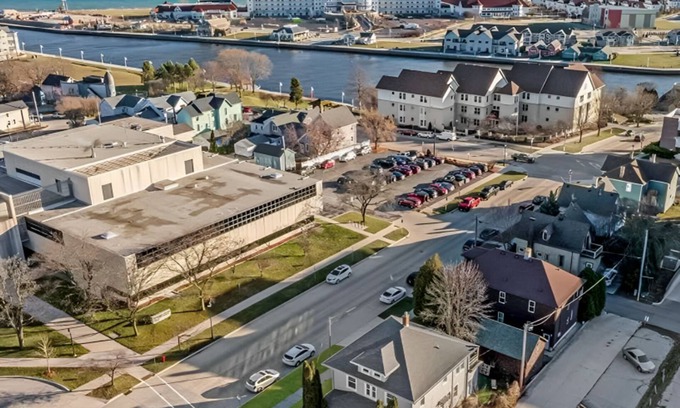 Downtown Apartamento | Quaint Blast from the Past - Walk to Lake Michigan, Riverwalk and 8th St Shops!