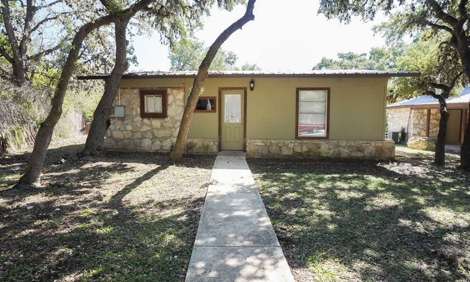 Concan Cabina | Quaint cabin located on the Frio River