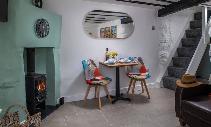 Dolgellau Cabaña | Quaint, charming cottage featuring cosy log burner