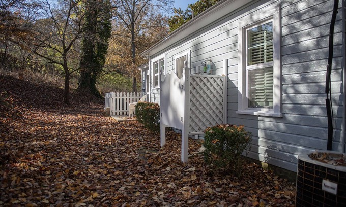 Townsend Cabaña | Quaint, charming, lots of character in this 90-year-old cottage in Townsend, TN.