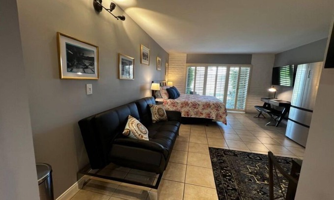Palm Desert Apartamento | Quaint condo. Walking distance to El Paseo stores & restaurants