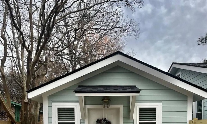 Summerville Historic District Cabaña | Quaint cottage in the heart of Summerville.
