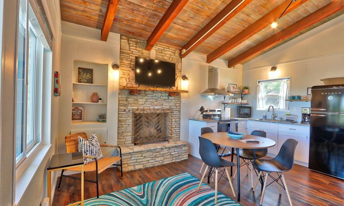 Canyon Lake Cabaña | Quaint Cottages in Canyon Lake! Perfect for kids!