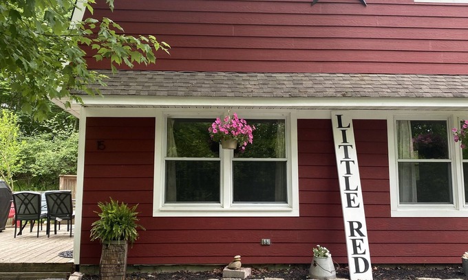 Middletown Casa | Quaint country house nestled in the woods