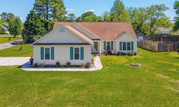Wilmington Casa | Quaint, Cozy, Very Clean & Close to the BEACH 3 bedroom home w/ sunroom & office