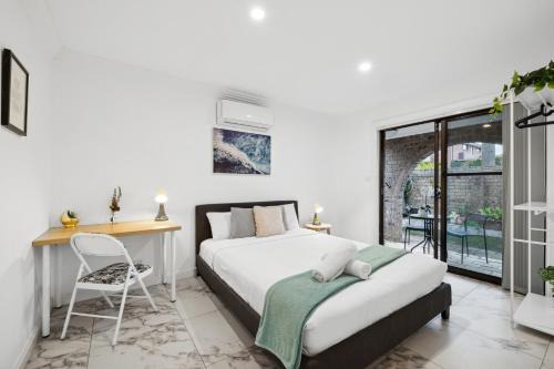 Glenfield Casa | Quaint Double Room - Centrally Located at Glenfield - Shared Bathroom