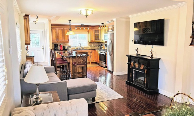 Greenwich Casa | Pintoresco Duplex 3br. Cerca de la playa, restaurantes y tiendas!