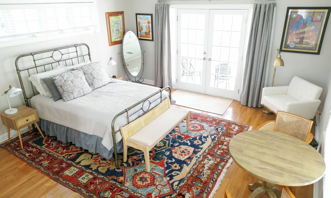 Pemberton Heights Apartamento | Quaint garage apartment studio in quiet historic west Austin neighborhood.