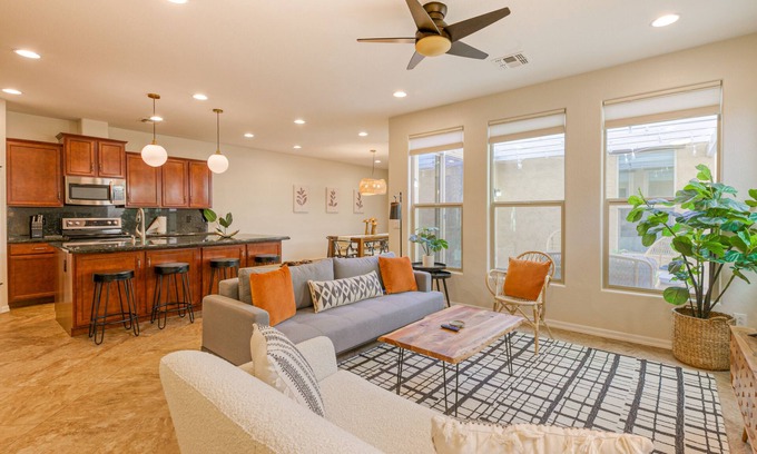 Provence Casa | Quaint home walking distance to Superbowl with patio, AC, W/D & pool access