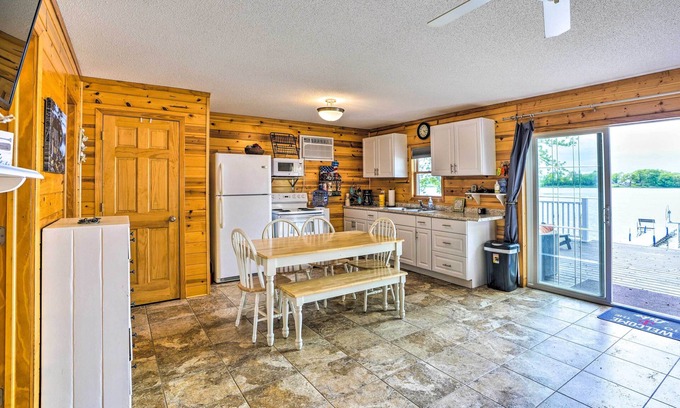 Madison Lake Cabina | Quaint Lake Jefferson Cabin w/ Deck & Gas Grill!