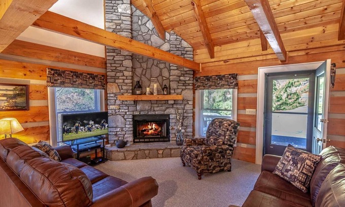 Foscoe Cabina | 2BR / 2BA Quaint Log Cabin en una ubicación increíble entre Boone y Banner Elk, cerca de pistas de esquí, chimenea de gas, cama King, mesa de futbolín, consola de juegos