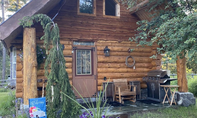 Coram Cabina | Quaint Log Cabin with River View. 7 miles to the entrance of West Glacier