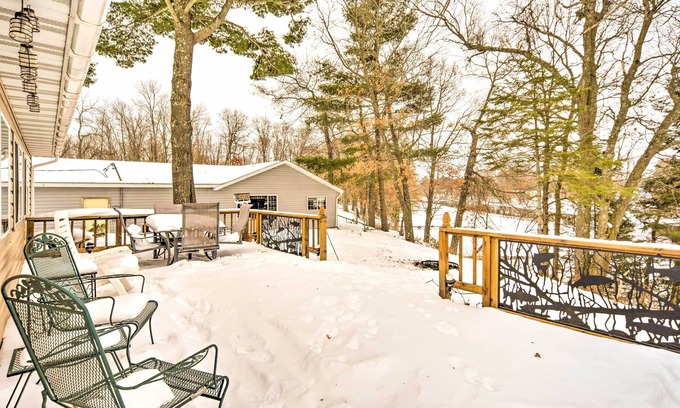 Mikana Cabina | Quaint Mikana Cabin w/ Red Cedar Lake Access!