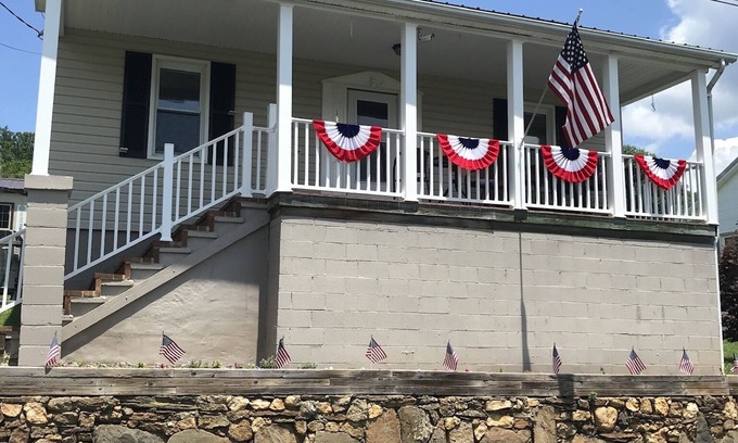 Fries Cabaña | Quaint New River Cottage - Relax and enjoy nature’s beauty in Fries, VA
