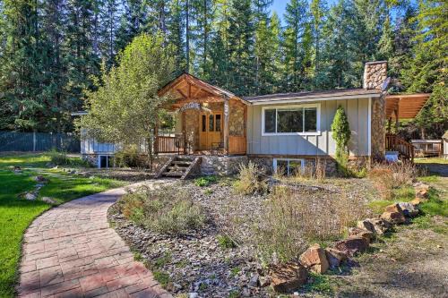 Priest River Casa | Quaint Priest Lake Cabin with Patio Less Than 1 Mi to Lake!