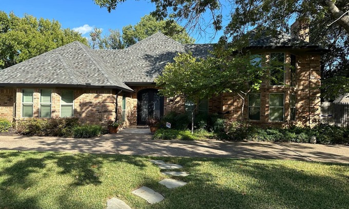 Bedford Casa | Quaint/QUIET NEIGHBORHOOD- 5 bedroom home with gardens, pool/hot tub.
