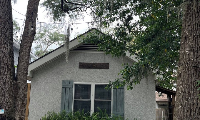 Odum Casa | Quaint, quiet tabby cottage under the live oaks Mid Island St. Simons Near Food