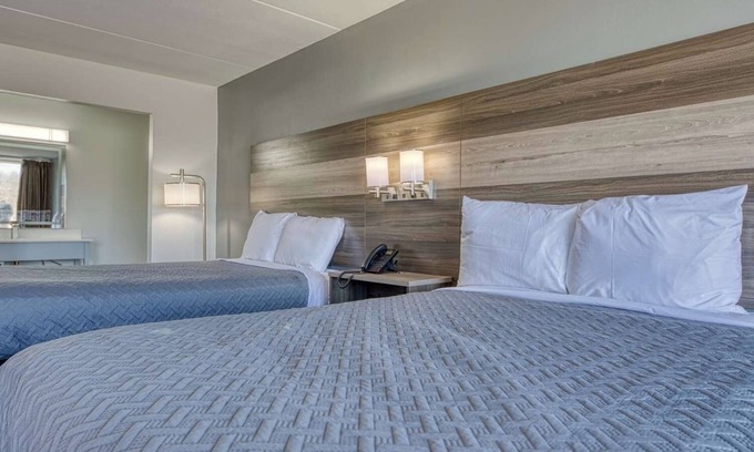 Revelo Hotel | Quaint Room w/ Free Breakfast, Seasonal Pool, Ideal for Hiking & Fishing Spots