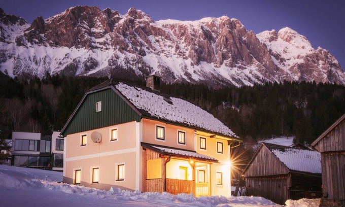 Sankt Martin am Grimming Casa | Quaint, rustic vacation home with hut flair on the sunny side of the Grimming