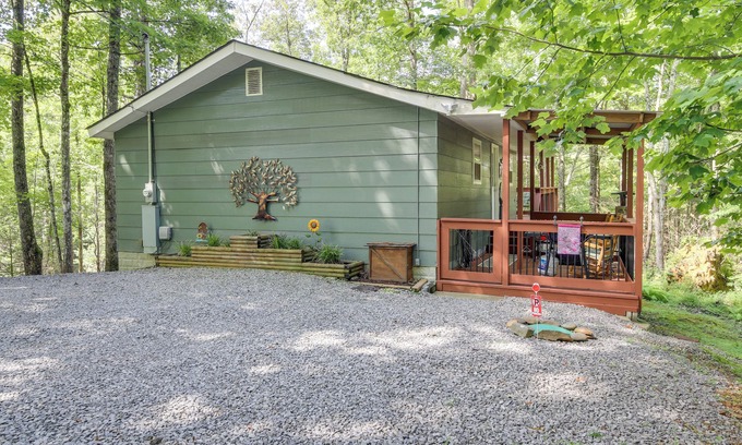 Gatlinburg Cabina | Cottage w / Deck-4 millas a las grandes montañas humeantes!