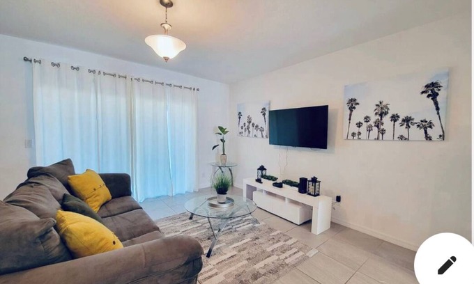 Loughman Casa | Quaint townhome with AC in charming Davenport